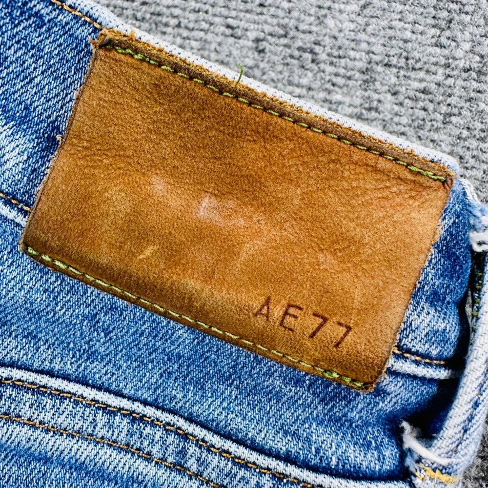 American Eagle AE77 Low-Rise Flare Jeans Womens 6 Med Wash Distressed Blue Y2K